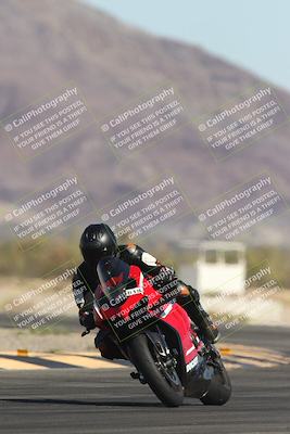 media/Oct-30-2025-Racers Edge (Thu) [[dabbdaf680]]/3-B Group/Session 2 (Turn 14)/